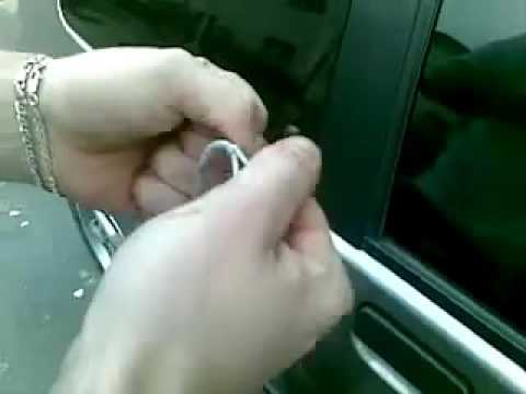 Как открыть заблокированную дверь автомобиля