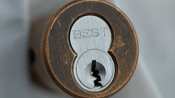 Замена личинки замка входной двери в Долгопрудном